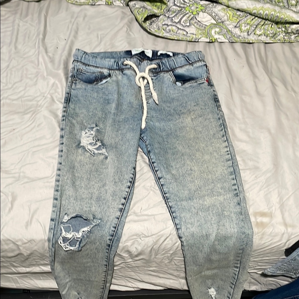 Light wash woman’s jeans size 3-4